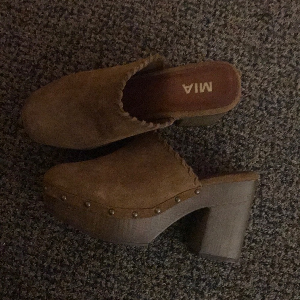 Beige clogs